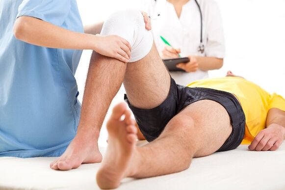 The doctor chooses a treatment regimen for a patient with arthrosis after a diagnostic examination